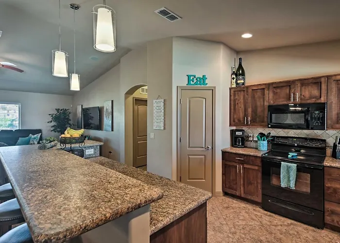 Pool, Hot Tub & Views: Havasu Home!