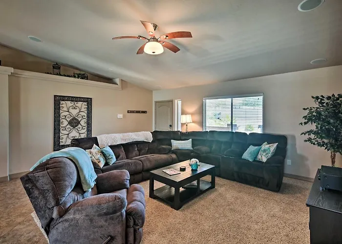 Pool, Hot Tub & Views: Havasu Home!