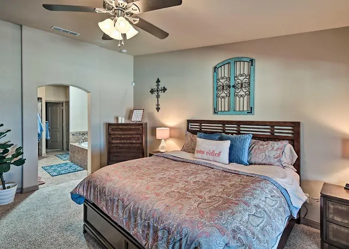 Pool, Hot Tub & Views: Havasu Home!